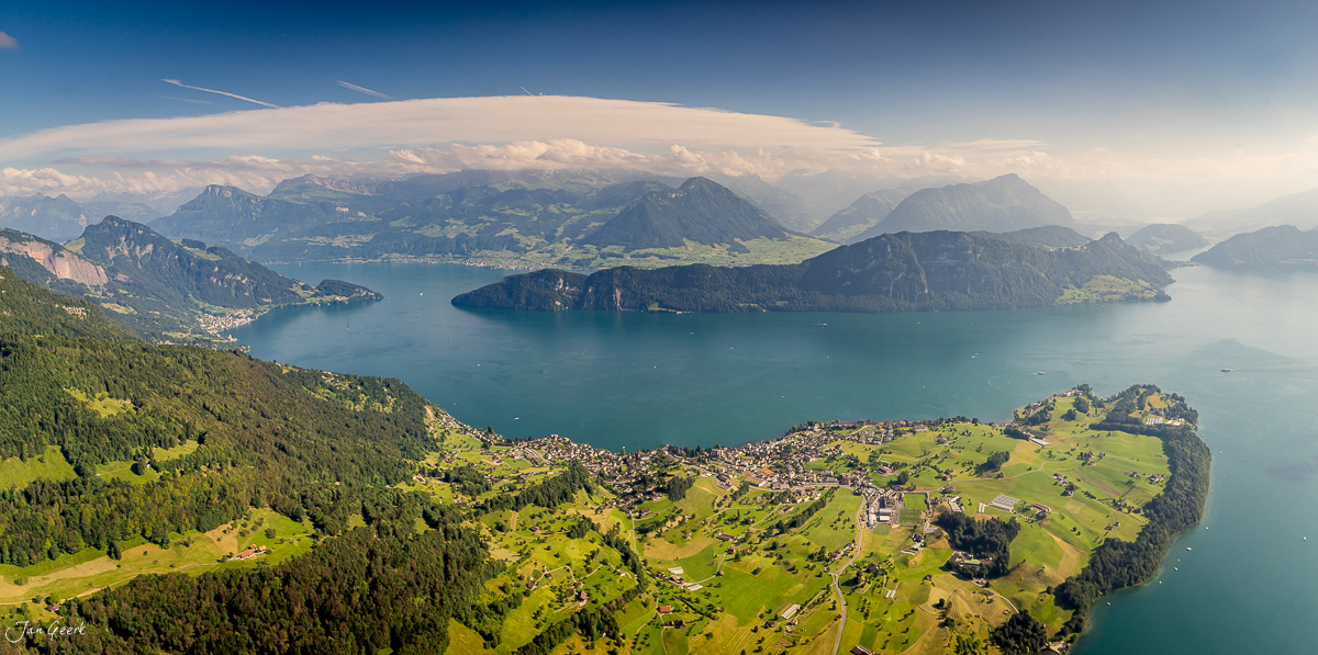 Luftaufnahme Vierwaldstättersee mit grünen Uferlandschaften und alpinen Gipfeln bei herrlichem Sommerwetter Zentralschweiz – Jan Geerk Fotograf Basel