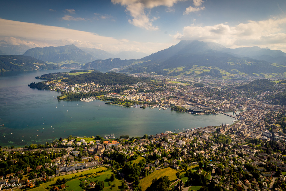 Luftaufnahme Luzern mit Vierwaldstättersee, Alpen und Stadt im goldenen Licht – Jan Geerk Fotograf Basel