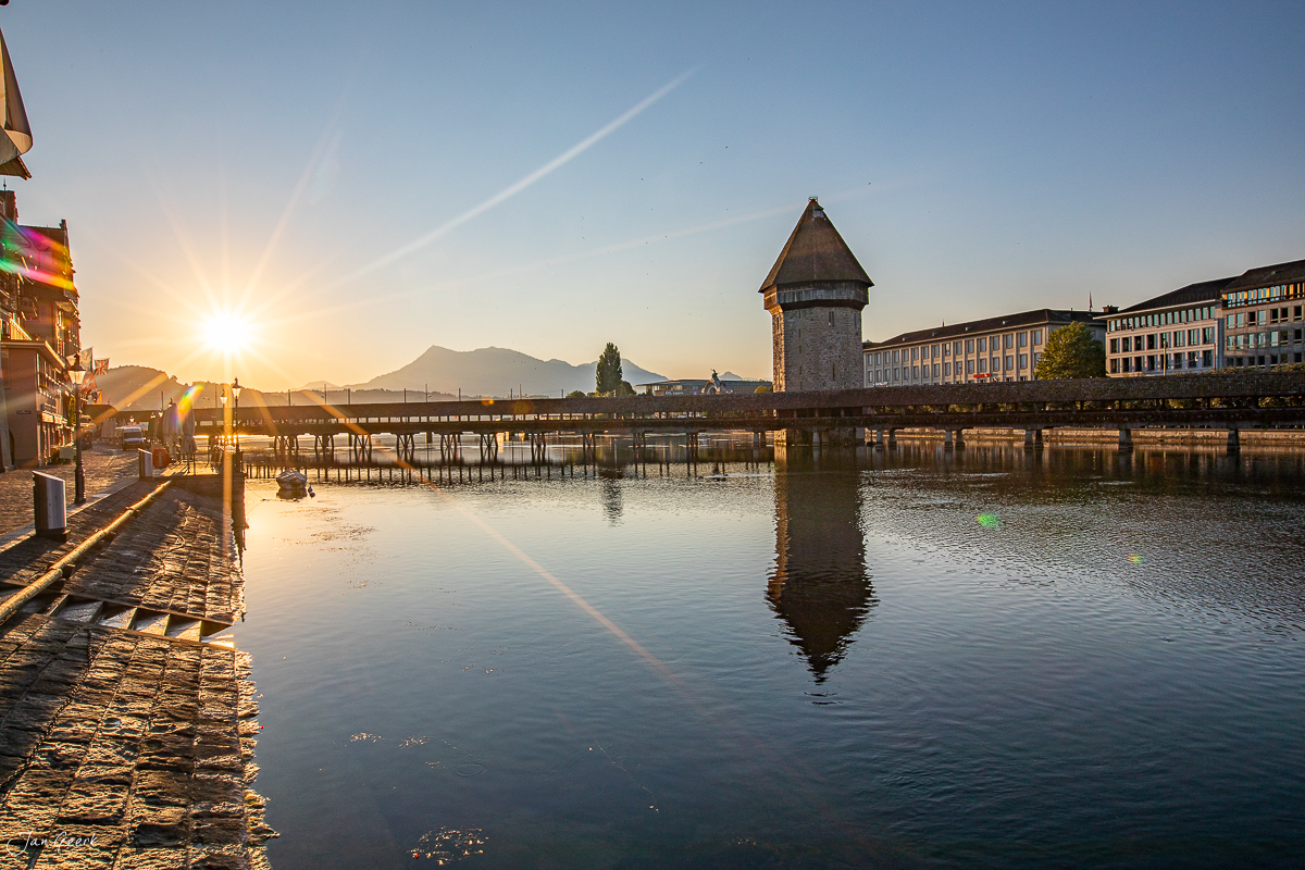 Kapellbrücke Luzern mit Wasserturm im Sonnenlicht, Reuss-Fluss, Sommerstimmung, Zentralschweiz, Schweiz – Jan Geerk Fotograf Basel