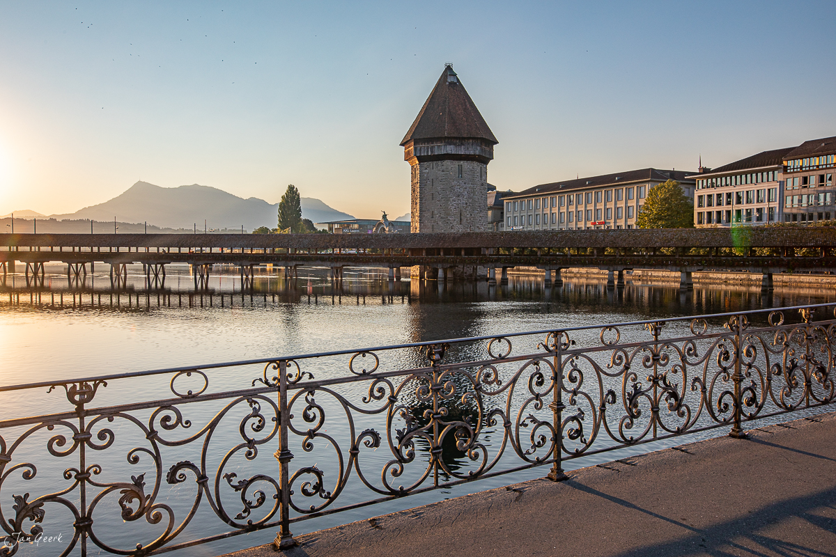 Kapellbrücke Luzern mit Wasserturm bei Sonnenaufgang, Reuss, Zentralschweiz Schweiz – Jan Geerk Fotograf Basel