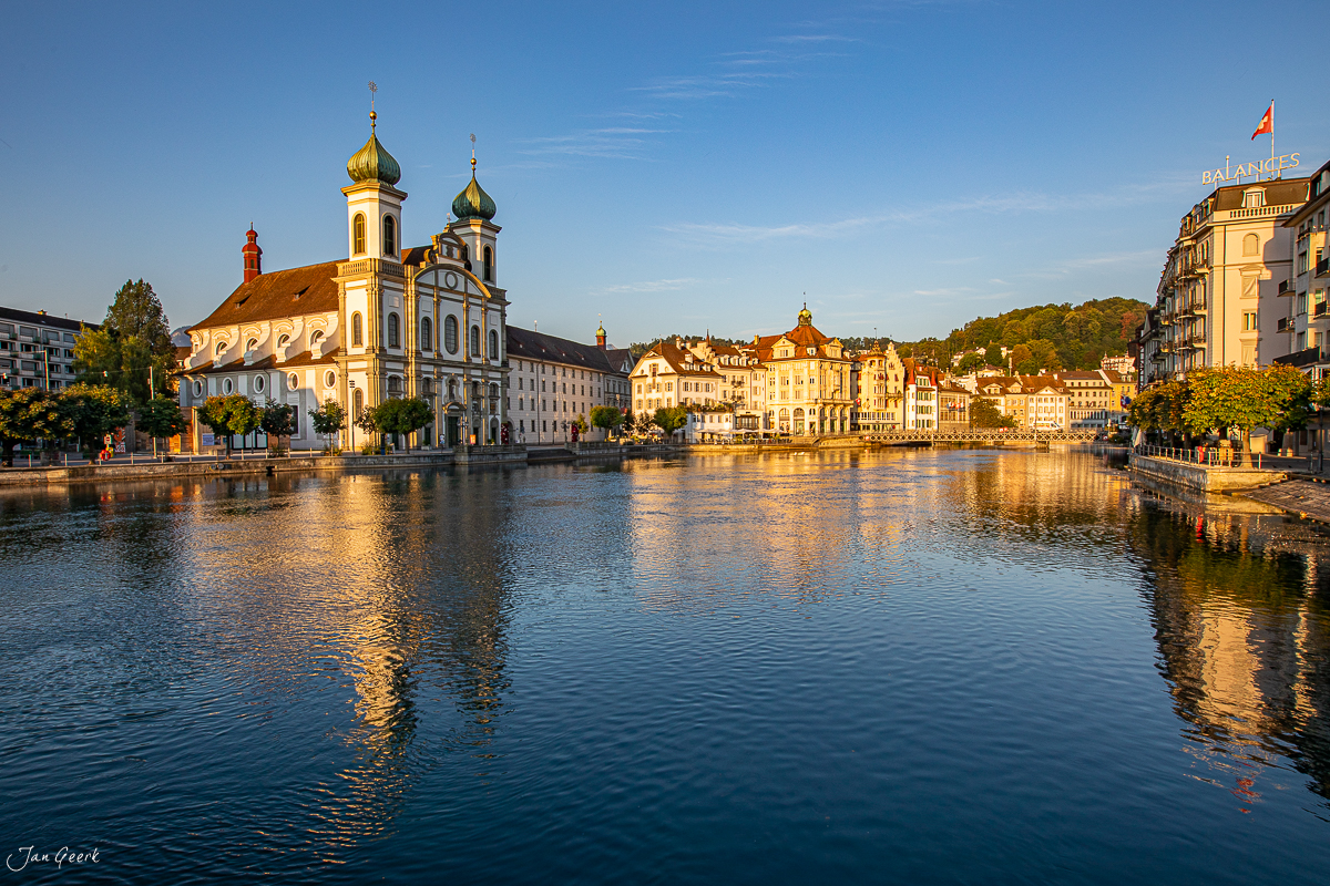 Kapellbrücke Luzern mit Reuss und Altstadt in Sommerlicht, Zentralschweiz – Jan Geerk Fotograf Basel