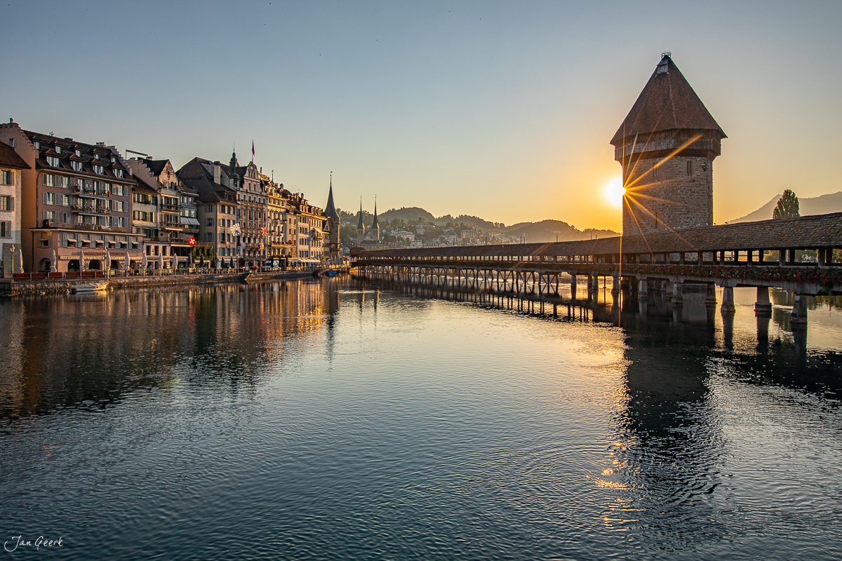 Kapellbrücke Luzern bei Sonnenaufgang, Altstadt spiegelt sich im Wasser, Sommer, Zentralschweiz Schweiz – Jan Geerk Fotograf Basel