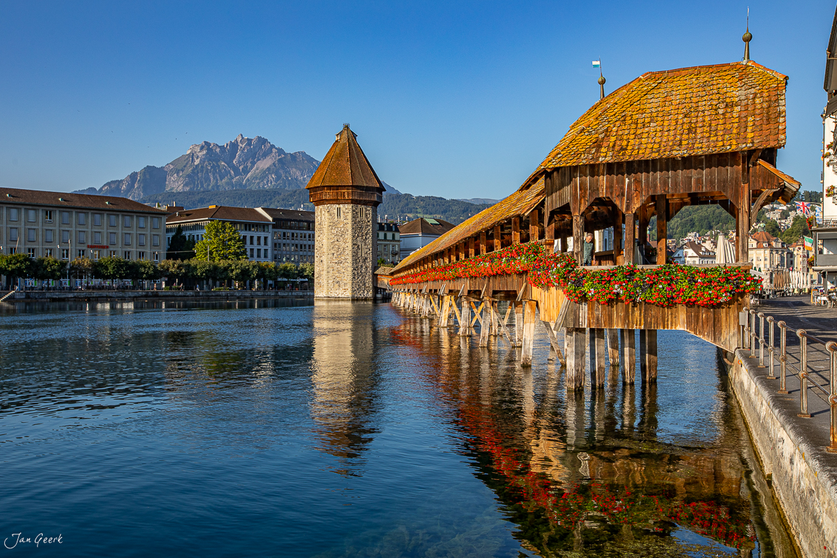 Kapellbrücke mit Wasserturm in Luzern, sonnige Sommerstimmung, Zentralschweiz Schweiz – Jan Geerk Fotograf Basel