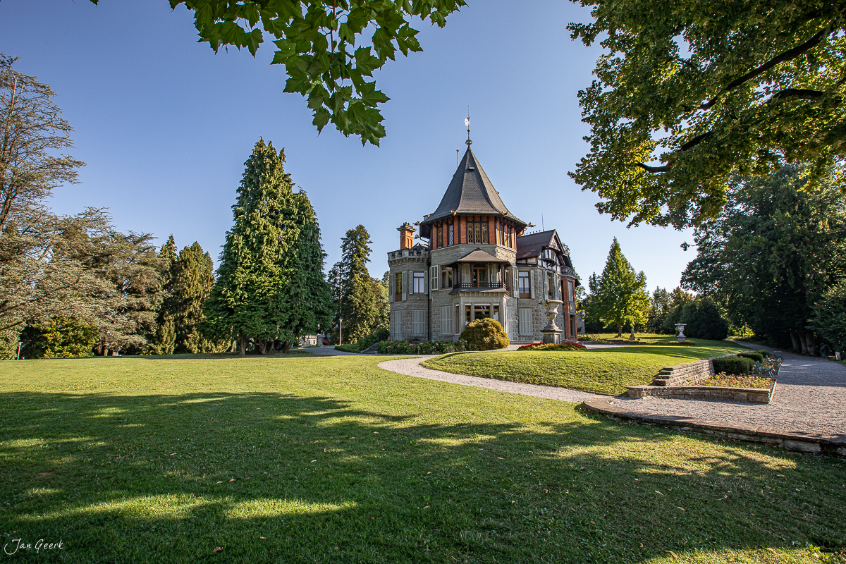 Schloss Meggenhorn in Luzern mit Park und Bäumen, Sommerlicht, Zentralschweiz Schweiz – Jan Geerk Fotograf Basel
