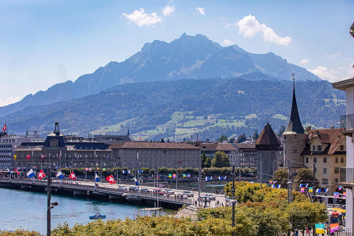 Altstadt Luzern mit Reuss, Kapellbrücke und Pilatus Berg im Sommer – Jan Geerk Fotograf Basel Schweiz
