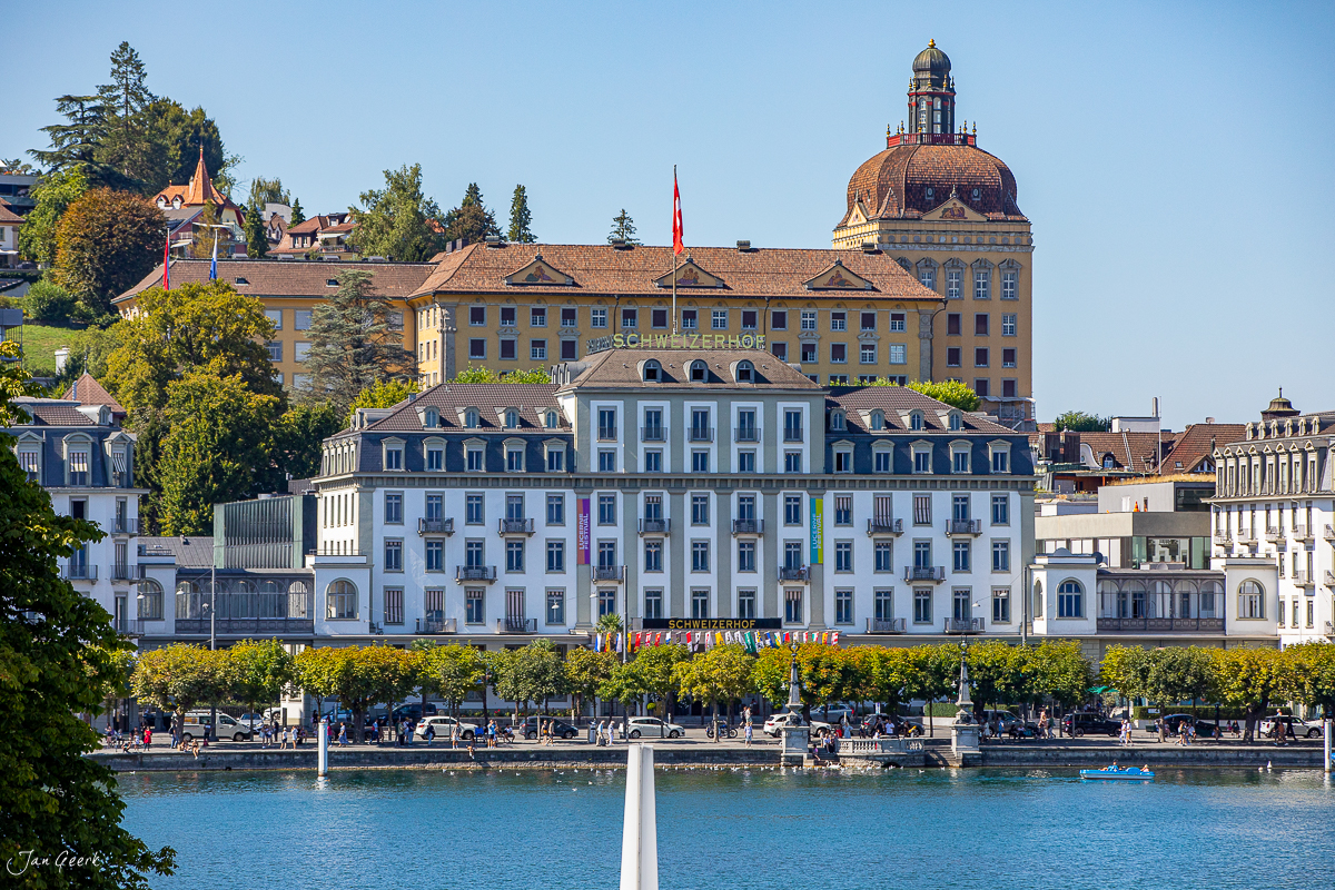 Altstadt und Wasserturm Luzern am Vierwaldstättersee, Sonnenlicht Sommer, Zentralschweiz – Jan Geerk Fotograf Basel