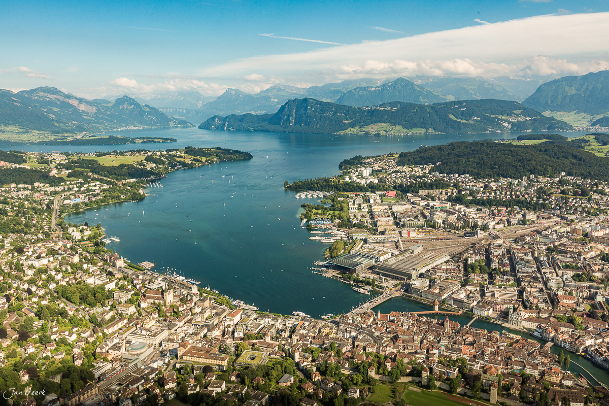 Luftaufnahme Luzern mit Vierwaldstättersee, Alpen und Stadt bei Sonnenschein – Jan Geerk Fotograf Basel Schweiz