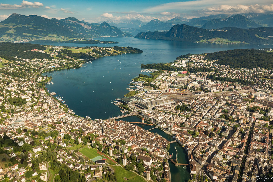 Luftaufnahme der Stadt Luzern am Vierwaldstättersee mit Alpenkulisse an sonnigem Tag – Jan Geerk Fotograf Basel