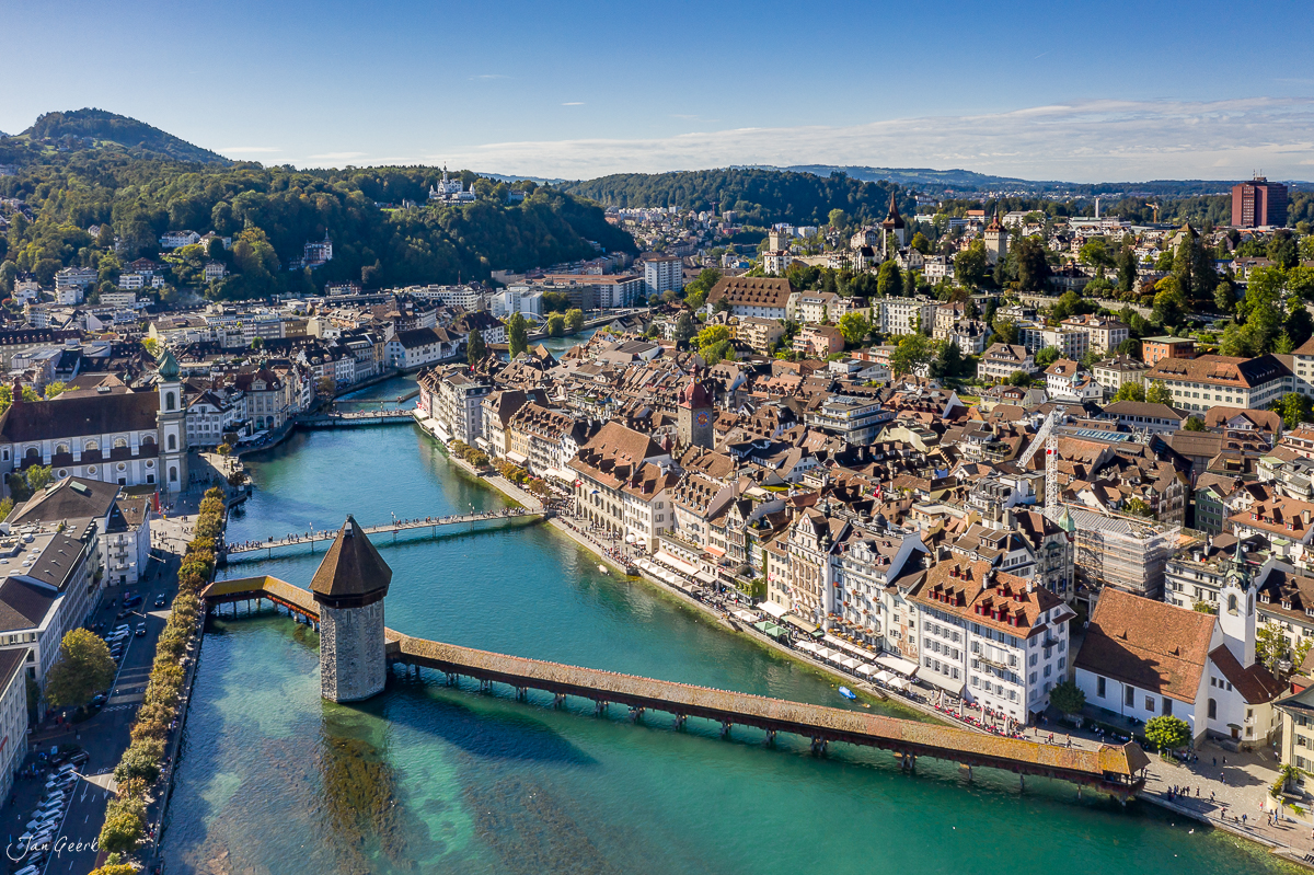 Luftaufnahme der Altstadt Luzern mit Kapellbrücke, Reuss und Pilatus bei Sonnenschein, Zentralschweiz – Jan Geerk Fotograf Basel