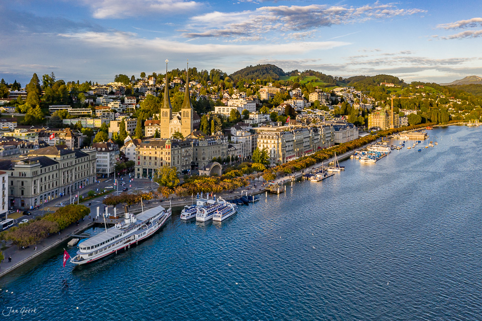 Luftaufnahme Luzern mit Kapellbrücke, Vierwaldstättersee und Pilatus bei Sonnenlicht, Zentralschweiz – Jan Geerk Fotograf Basel