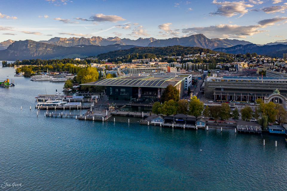 Luftaufnahme Luzern Hafen mit Vierwaldstättersee, Bergen und Herbstlicht - Zentralschweiz Schweiz Jan Geerk Fotograf Basel