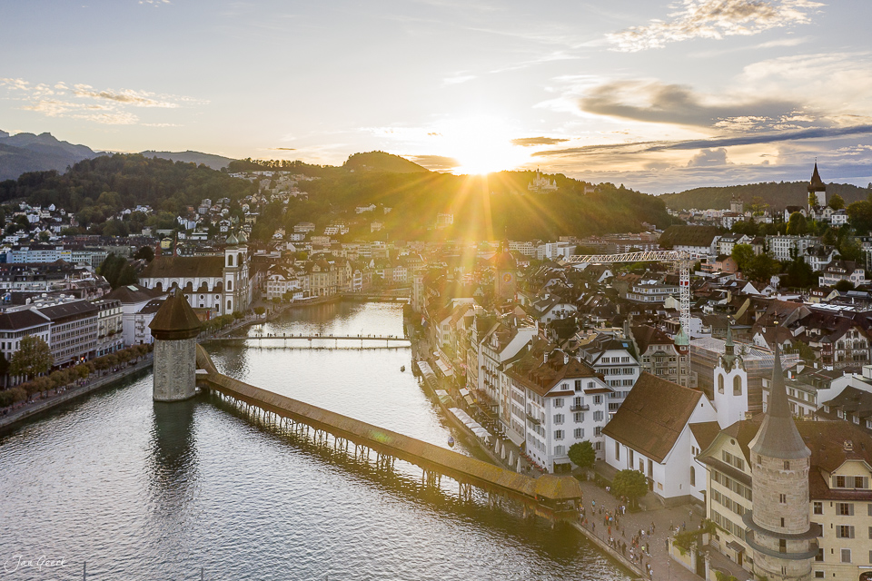 Luftaufnahme Luzern mit Kapellbrücke und Vierwaldstättersee bei goldenem Kantlicht, Zentralschweiz Schweiz – Jan Geerk Fotograf Basel
