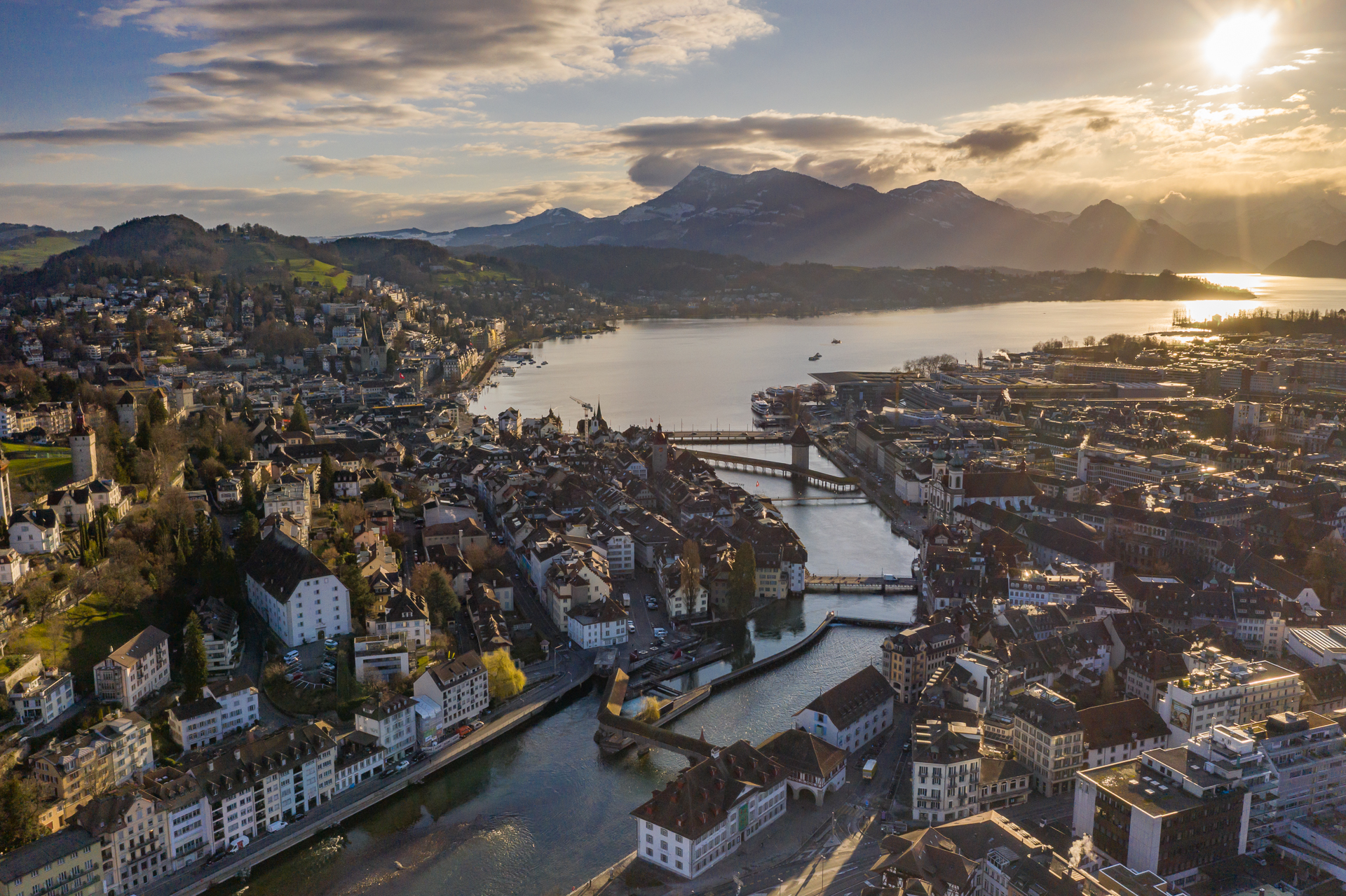 Luftaufnahme Luzern mit Reuss und Vierwaldstättersee, Pilatus im Hintergrund, goldenes Kantlicht, Winter, Zentralschweiz – Jan Geerk Fotograf Basel