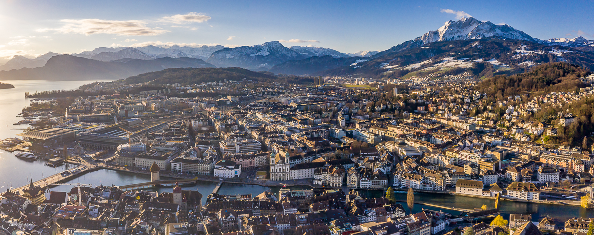 Luftaufnahme Luzern mit schneebedecktem Pilatus im Hintergrund, Winterstimmung, Zentralschweiz – Jan Geerk Fotograf Basel