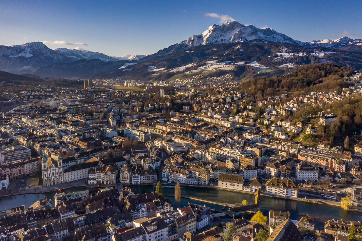 Luftaufnahme Luzern mit schneebedecktem Pilatus Winter Kantlicht Drohnenaufnahme Schweiz Jan Geerk Fotograf Basel