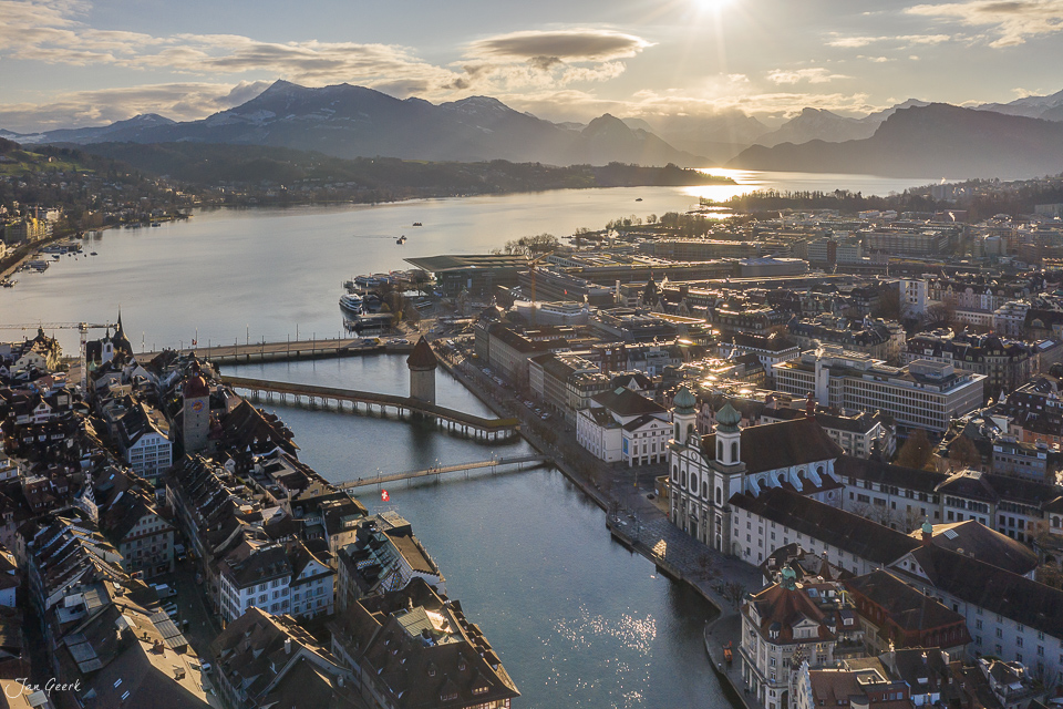 Luftaufnahme Luzern mit Reuss, Brücken und Pilatus im Hintergrund, Winterlicht, Zentralschweiz – Jan Geerk Fotograf Basel