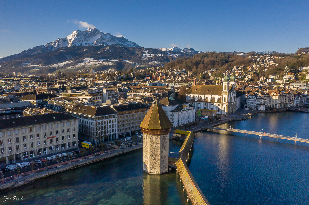 Luftaufnahme Luzern mit Wasserturm, Reuss und Pilatus im Winter, Zentralschweiz – Jan Geerk Fotograf Basel