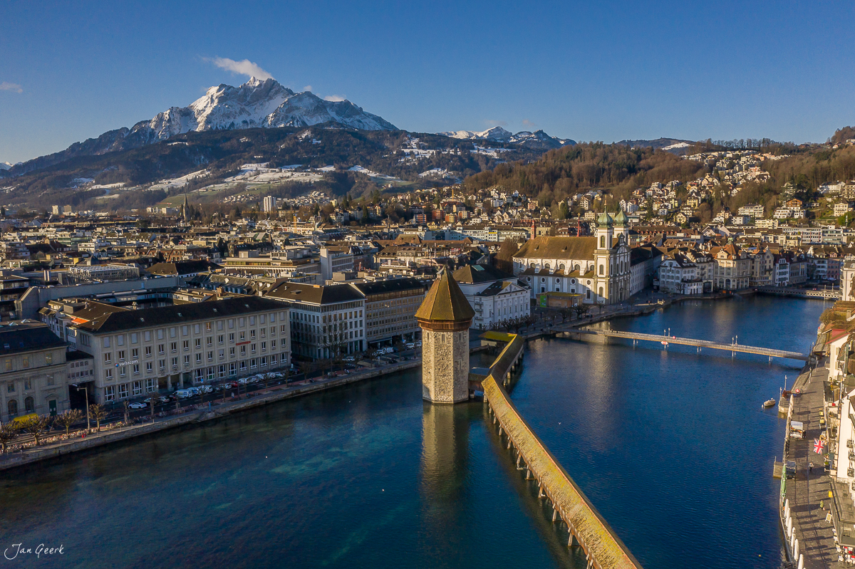 Luftaufnahme Luzern mit Pilatus im Hintergrund, Kapellbrücke und Reuss, Winterlicht, Zentralschweiz – Fotograf Jan Geerk Basel