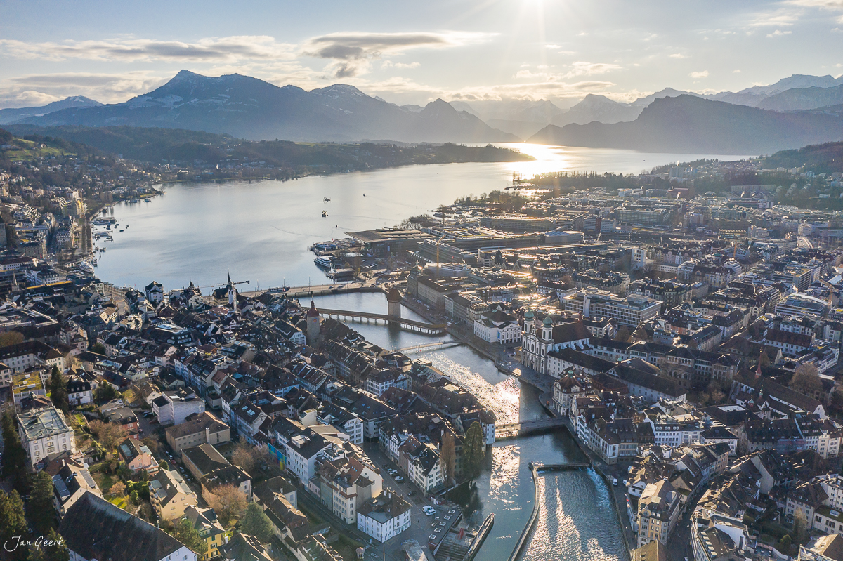 Luftaufnahme von Luzern mit Reuss, Vierwaldstättersee und Pilatus im Winter, Zentralschweiz – Jan Geerk Fotograf Basel
