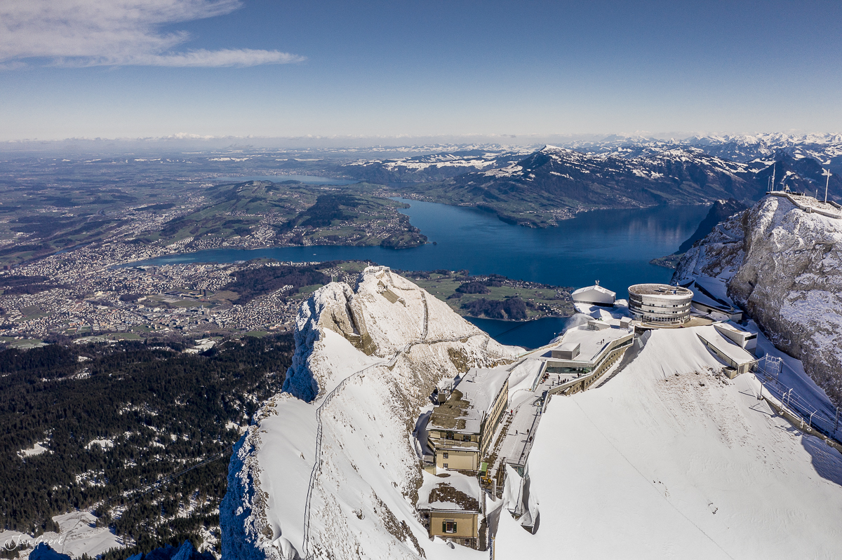 Pilatus Berggaststaetten und Luftaufnahme im Winter mit Blick auf Seen und Alpen Schweiz Jan Geerk Fotograf Basel