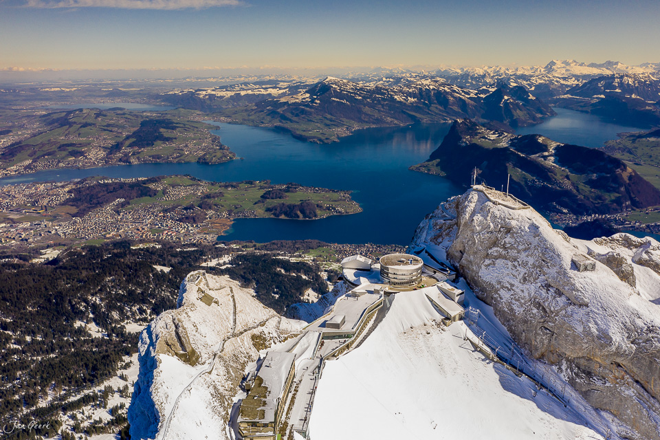 Pilatus Bergkuppe mit Schnee, Vierwaldstättersee und Alpen, Winterluftaufnahme, Zentralschweiz – Jan Geerk Fotograf Basel