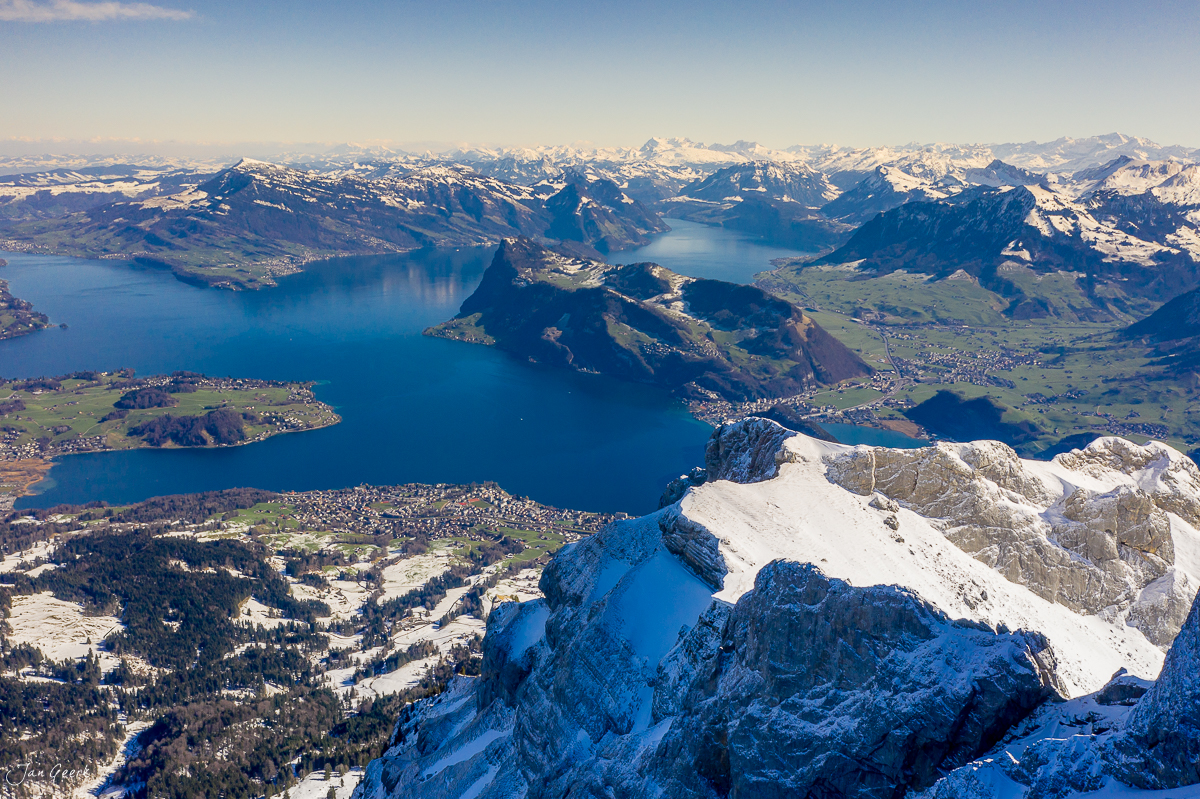Luftaufnahme Pilatus mit schneebedecktem Gipfel, Vierwaldstättersee und verschneite Alpen im Winter, Zentralschweiz – Jan Geerk Fotograf Basel