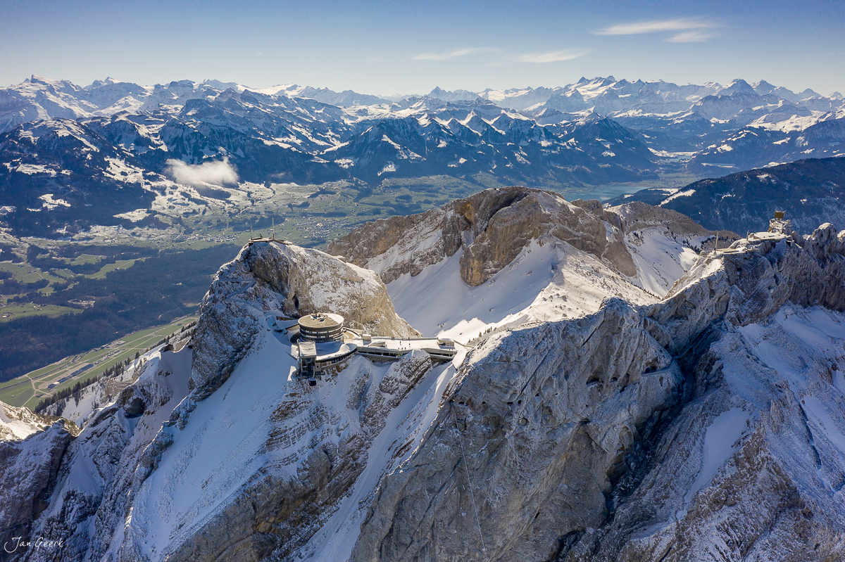 Schneebedeckter Berg Pilatus mit Bergstation im Winter, Luzerner Alpen Schweiz – Jan Geerk Fotograf Basel