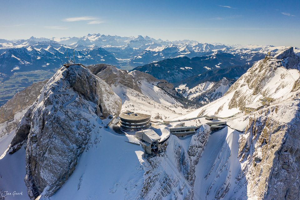 Luftaufnahme Pilatus mit Berghaus im Winter, schneebedeckte Alpen, Zentralschweiz – Jan Geerk Fotograf Basel