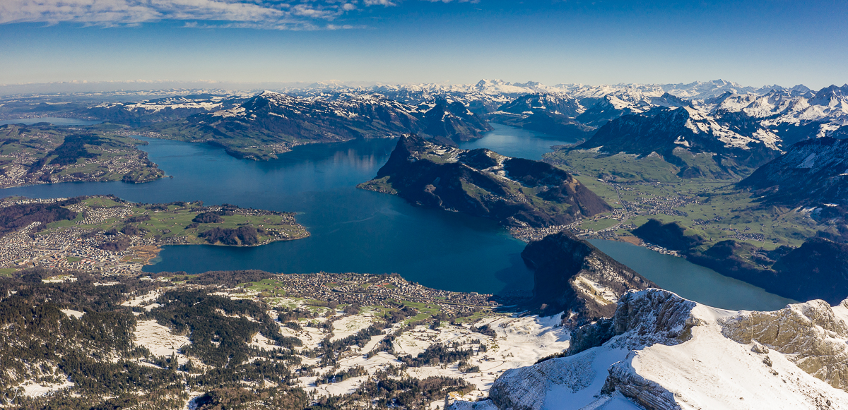 Luftaufnahme Pilatus mit schneebedecktem Gipfel, Alpenseen und Bergpanorama im Winter, Zentralschweiz – Jan Geerk Fotograf Basel