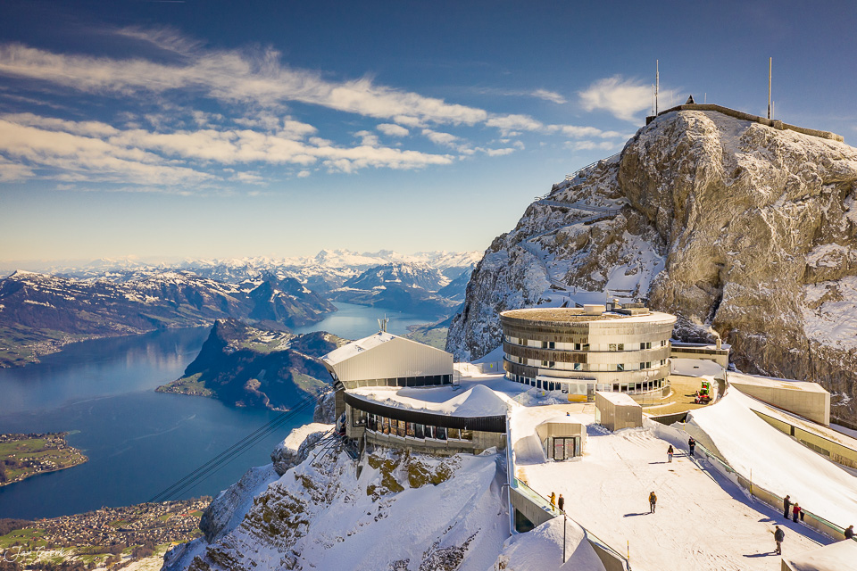 Pilatus Berghotel mit Schnee im Winter, Luftaufnahme über Luzern Schweiz – Jan Geerk Fotograf Basel