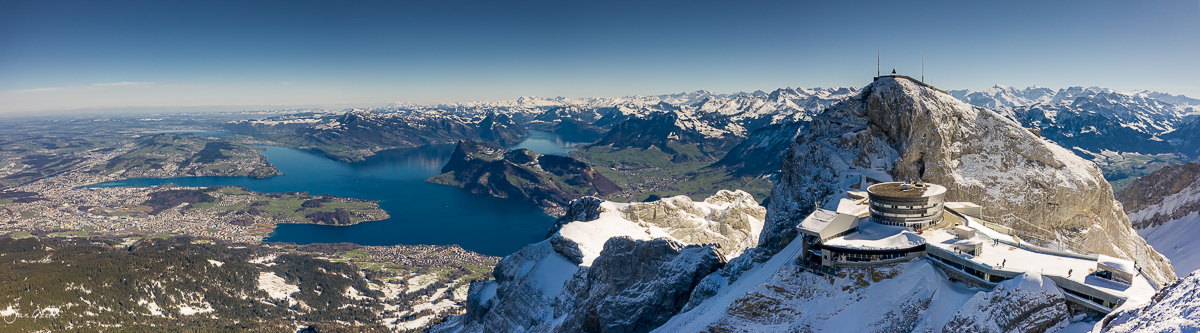 Pilatus Bergstation im Winter mit Schnee und Vierwaldstättersee, Kantlicht, Drohnenaufnahme Schweiz – Jan Geerk Fotograf Basel