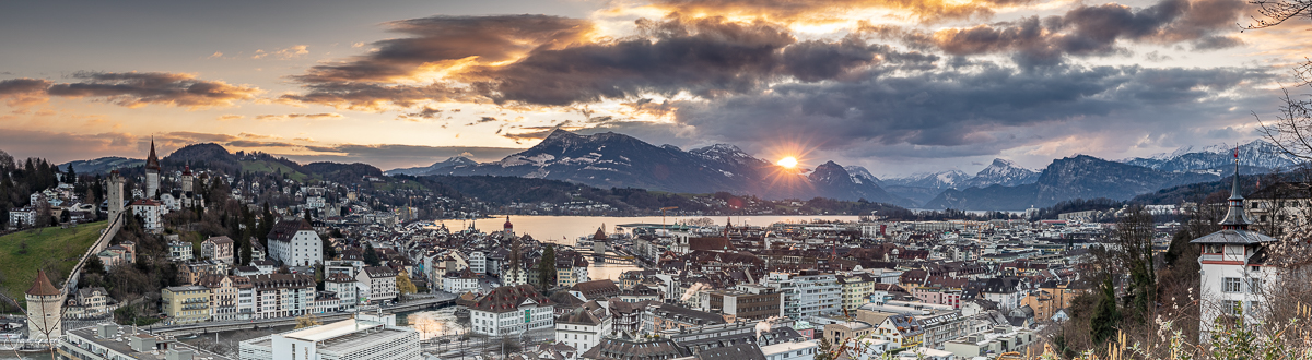 Stadtpanorama Luzern mit Vierwaldstättersee und schneebedeckten Bergen bei Sonnenuntergang Schweiz Jan Geerk Fotograf Basel