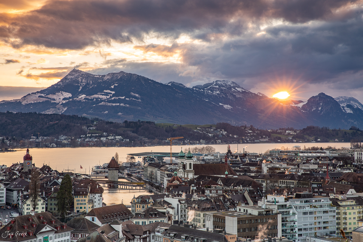 Luzern Stadtpanorama mit Vierwaldstättersee, Pilatus und verschneiten Bergen bei Sonnenuntergang im Winter, Schweiz – Jan Geerk Fotograf Basel