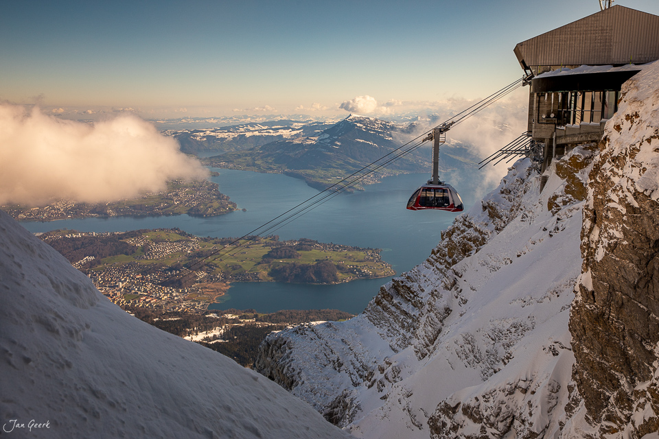 Seilbahn am Pilatus über schneebedecktem Berg mit Vierwaldstättersee und Rigi, Winterlandschaft Schweiz – Jan Geerk Fotograf Basel