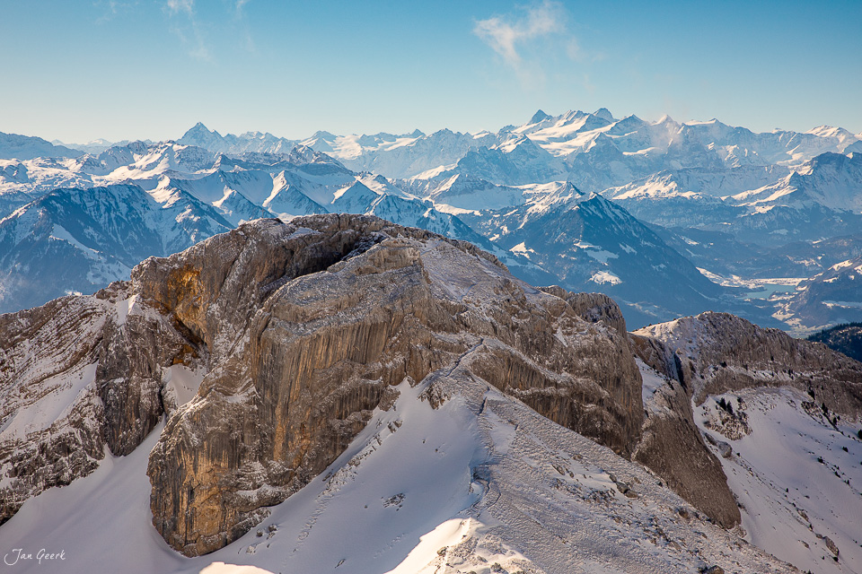 Schneebedeckter Pilatus mit Kantlichteffekt und Alpenpanorama im Winter, Zentralschweiz – Jan Geerk Fotograf Basel