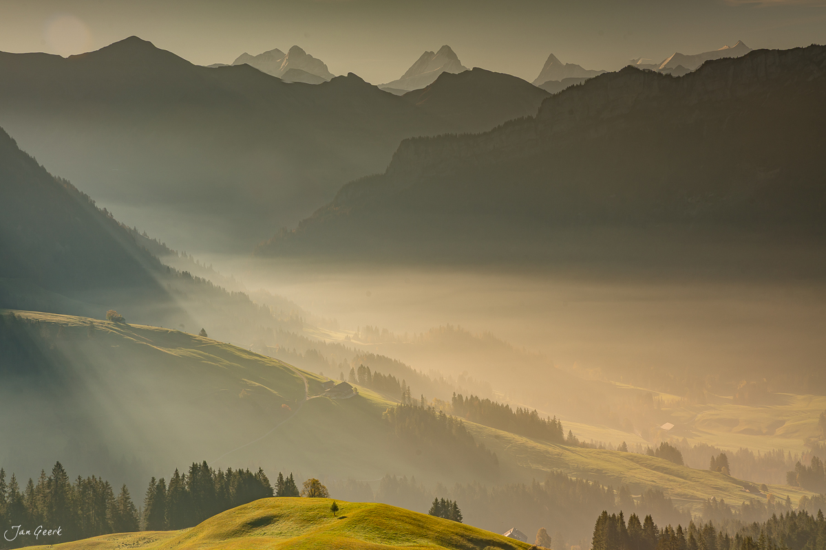 Herbstliche Alpenlandschaft von der Marbachegg mit Blick auf schneebedeckte Berggipfel in der Biosphäre Entlebuch Zentralschweiz Schweiz – Jan Geerk Fotograf Basel