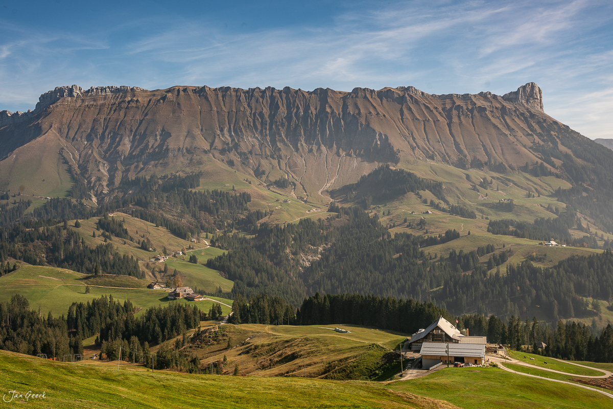 Alpweide mit Berghütte am Marbachegg, Herbstlicht über grünen Wiesen und Wäldern, Entlebuch Luzern Schweiz – Jan Geerk Fotograf Basel