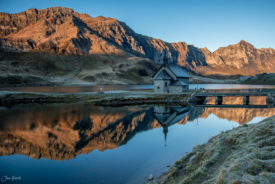 Berghaus am Melchsee mit Spiegelung in ruhigem Wasser, herbstliche Berglandschaft Zentralschweiz Schweiz – Jan Geerk Fotograf Basel