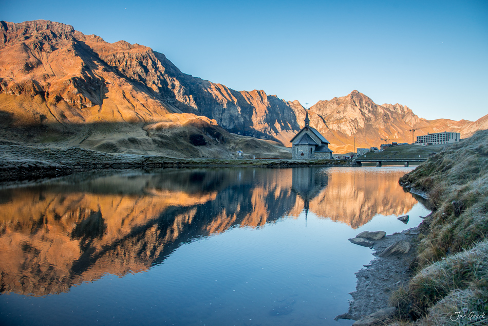 Bergsee mit Spiegelung der herbstlichen Berglandschaft am Melchsee in der Zentralschweiz – Jan Geerk Fotograf Basel