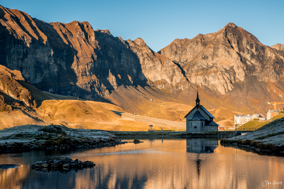 Melchsee mit Kapelle, Bergsee in Herbstlicht, Zentralschweiz Alpen – Jan Geerk Fotograf Basel
