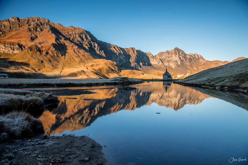 Melchsee mit Spiegelung der herbstlichen Berge, Obwalden Zentralschweiz Schweiz – Jan Geerk Fotograf Basel