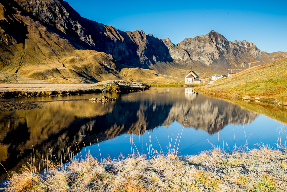 Melchsee Bergsee mit Spiegelung der Alpen und weissem Haus Herbst Zentralschweiz Schweiz Jan Geerk Fotograf Basel