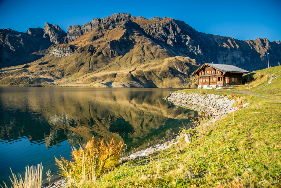 Bergsee mit Berghütte und Bergpanorama im Herbst am Melchsee Obwalden Schweiz – Jan Geerk Fotograf Basel