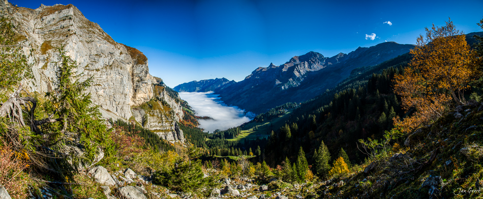 Herbstliche Bergseelandschaft am Melchsee mit Felswänden und Nebel in der Zentralschweiz – Jan Geerk Fotograf Basel