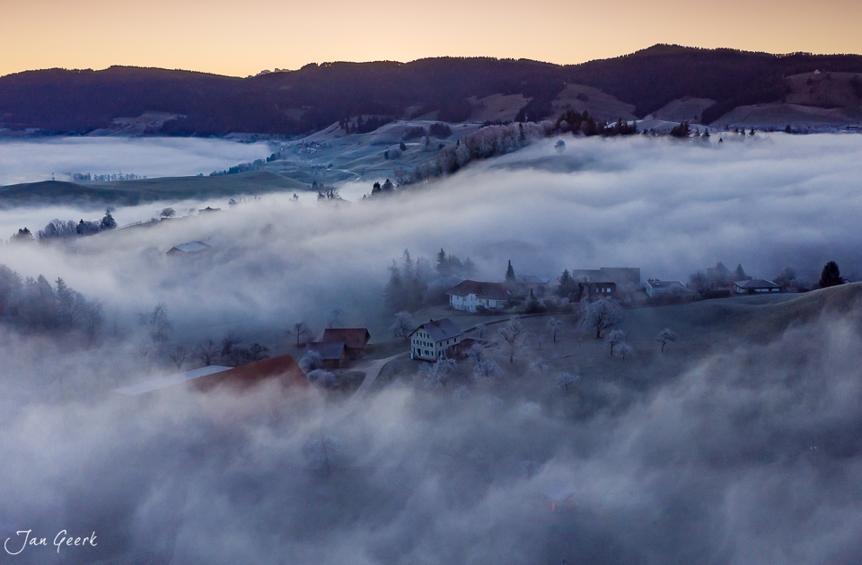 Nebelmeer über Dorf in Winterlandschaft, Menzingen, Morgenstimmung, Zentralschweiz, Schweiz – Jan Geerk Fotograf Basel