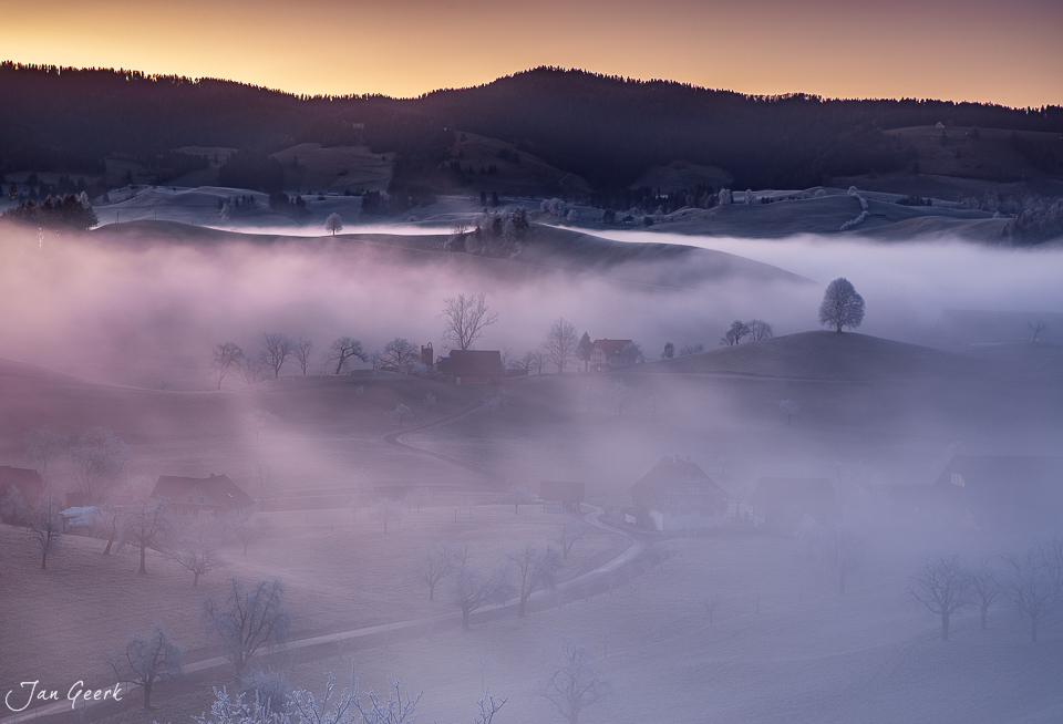 Nebelmeer über verschneiter Landschaft bei Menzingen in der Zentralschweiz im Winter – Jan Geerk Fotograf Basel