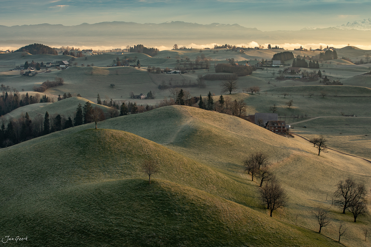 Hügelige Frühjahrslandschaft in Menzingen mit Sonnenaufgang, Zentralschweiz – Jan Geerk Fotograf Basel