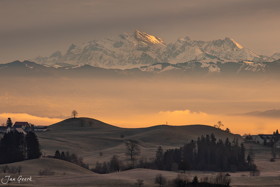 Alpstein Massiv bei Sonnenaufgang über Menzingen Neuheim Zentralschweiz Schweiz Jan Geerk Fotograf Basel
