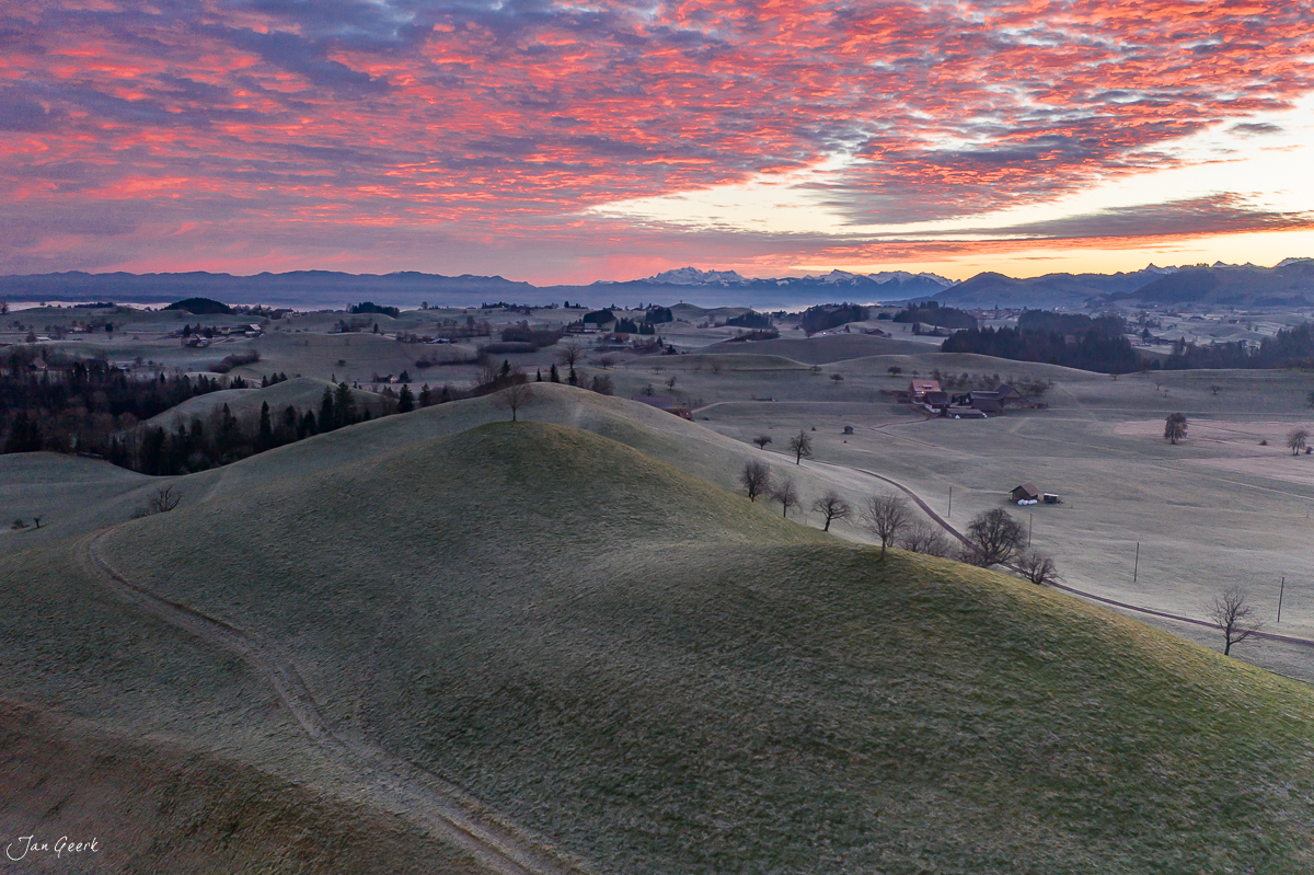Sonnenaufgang über Hügellandschaft bei Menzingen Wintermorgen Zentralschweiz Schweiz Jan Geerk Fotograf Basel