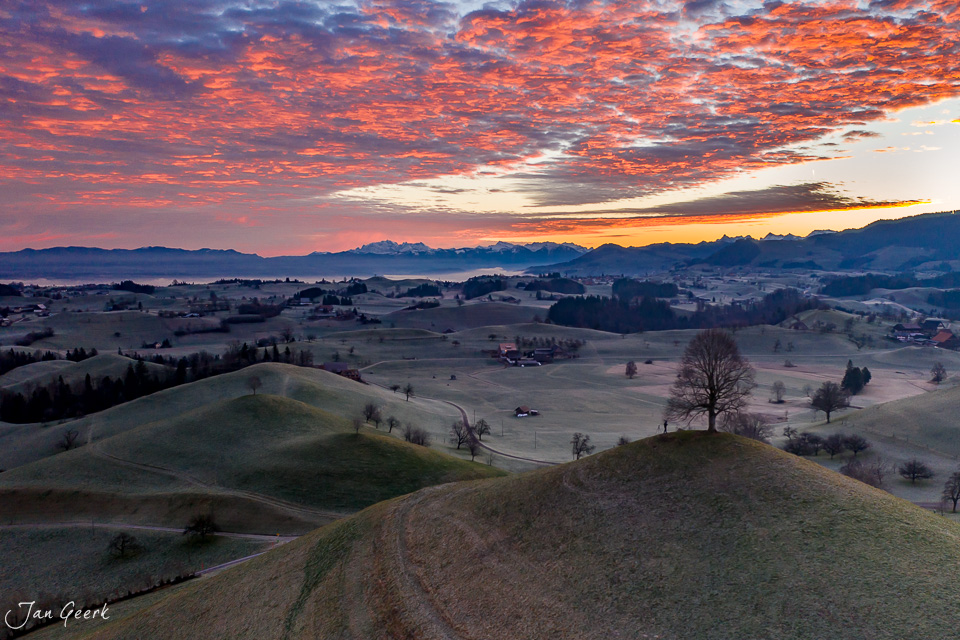 Sonnenaufgang über Menzingen mit Hügellandschaft, Nebelstimmung und Alpenpanorama im Winter, Zentralschweiz – Jan Geerk Fotograf Basel